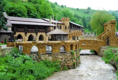 Афиша: Медовые водопады, гора Кольцо и замок Коварства и Любви в Кисловодске 6 августа 2026
