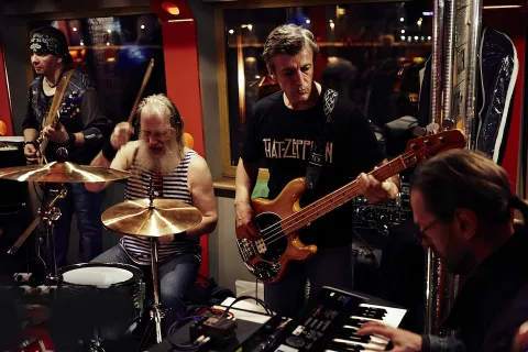 Афиша: Led Zeppelin Tribute. Рок-классика на теплоходе на маршруте «Большое Петербургское кольцо» в Набережной Макарове 29 августа 2026