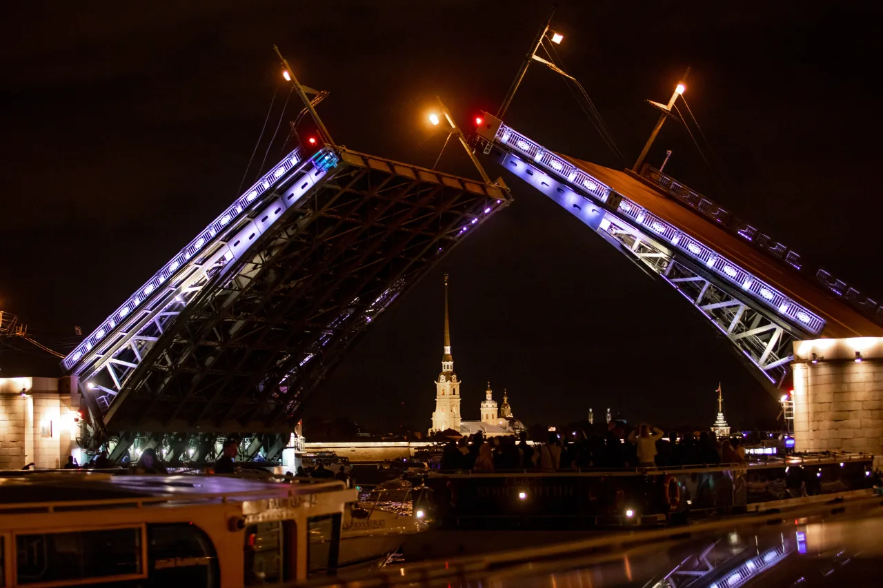 Афиша: Разводные мосты — ночная прогулка по рекам и каналам к Дворцовому и Троицкому мостам в Санкт-Петербурге 18 сентября 2026