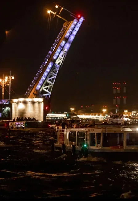 Афиша: Разводные мосты - ночная прогулка по рекам и каналам к Дворцовому и Троицкому мостам в Санкт-Петербурге 8 августа 2026