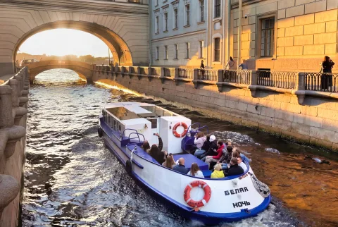 Афиша: По рекам и каналам на небольшом катере: Петроградка и парадная Нева в Санкт-Петербурге 24 апреля 2027