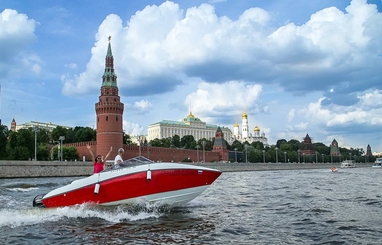Афиша: Прогулка на катере «Стремительный» с капитаном: по центру Москвы до Лужников в Москве 8 сентября 2026