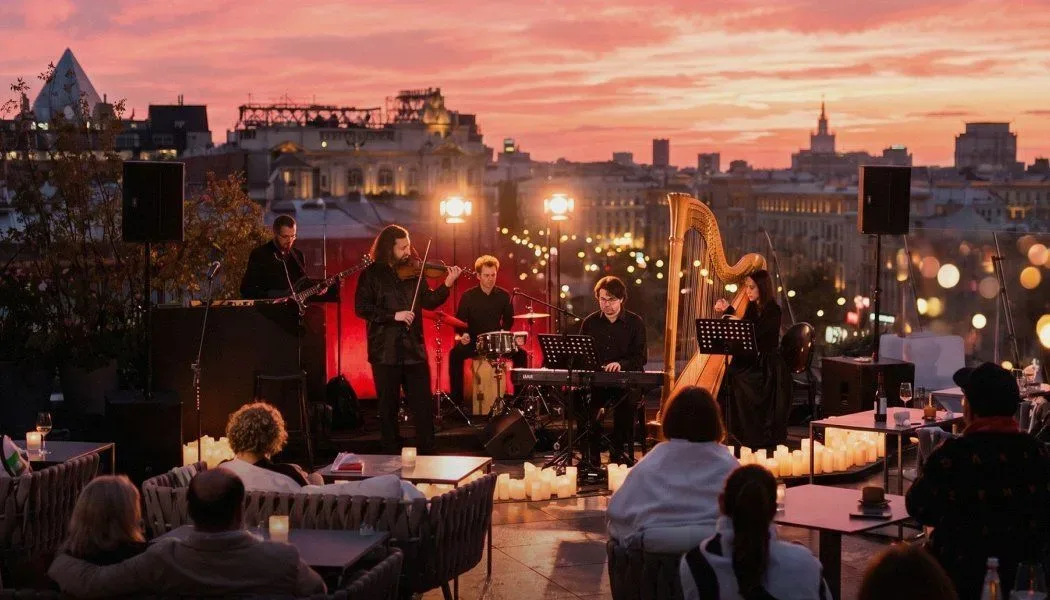 Афиша: Ханс Циммер с камерным оркестром на арфе. Закат на крыше The Carlton в Москве 27 сентября 2026