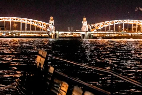 Афиша: Ночной дискоход. Главная танцплощадка Невы под разводными мостами! в Английской набережной 26 октября 2026