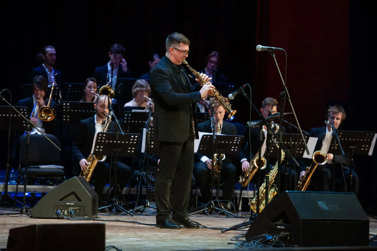 Афиша: Таль Бабицкий и джазовый оркестр Дениса Мельникова в Москве 18 ноября 2026