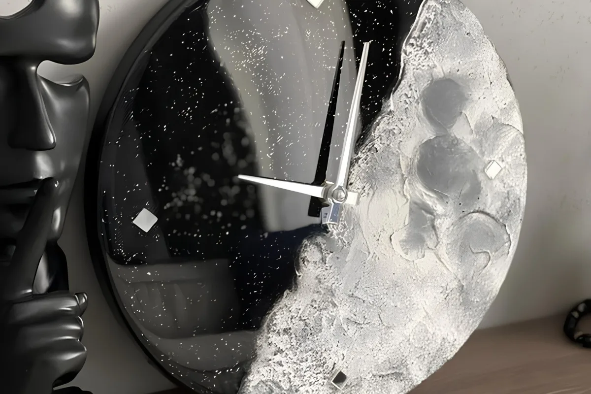 Афиша: Часы. Луна в Екатеринбурге 25 апреля 2026