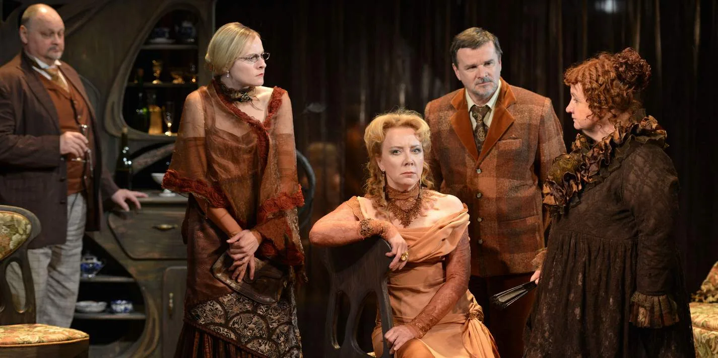 Афиша: Два часа в благородном семействе, или О чём скрипела дверь в Санкт-Петербурге 1 апреля 2026