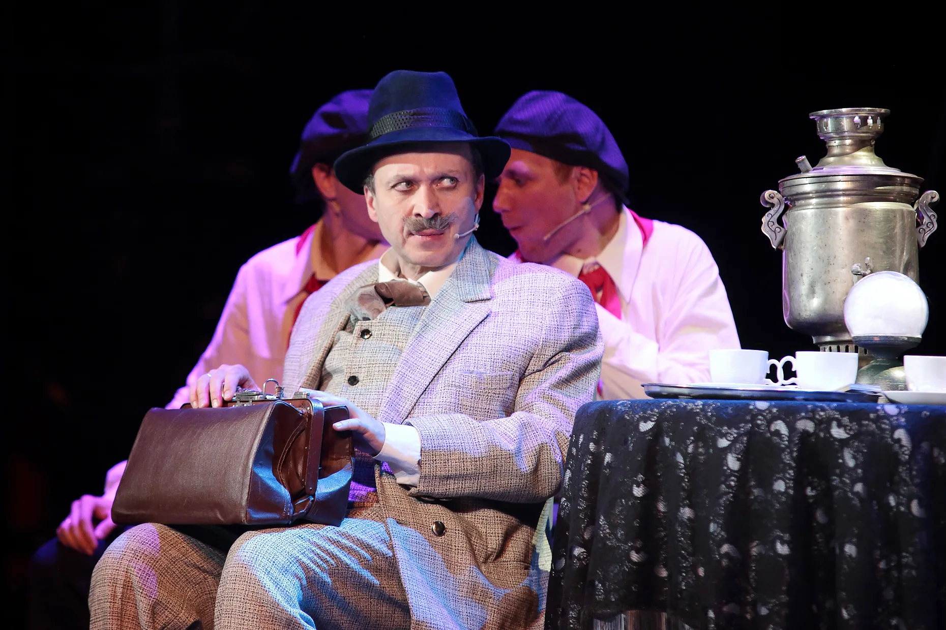 Афиша: Двенадцать стульев в Великом Новгороде 17 апреля 2026