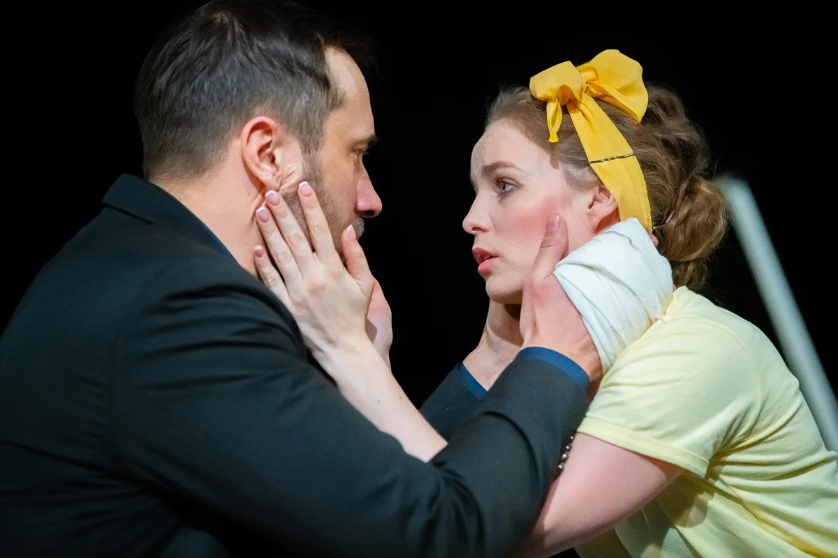 Афиша: Двое на качелях в Екатеринбурге 19 апреля 2026