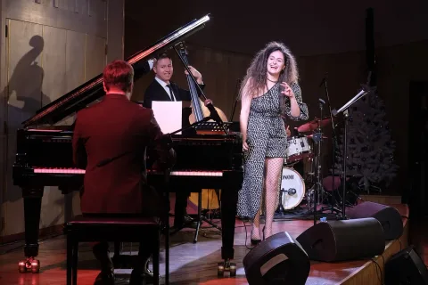 Афиша: Джаз-трибьют Эми Уайнхаус. Концерт при свечах и звёздах в Санкт-Петербурге 30 апреля 2026