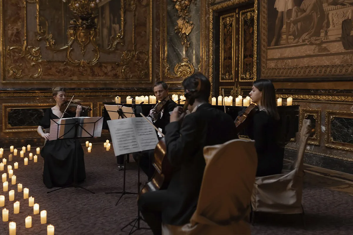 Афиша: Магия свечей. Шедевры неоклассики: от Ханса Циммера до Людовико Эйнауди в Санкт-Петербурге 4 апреля 2026