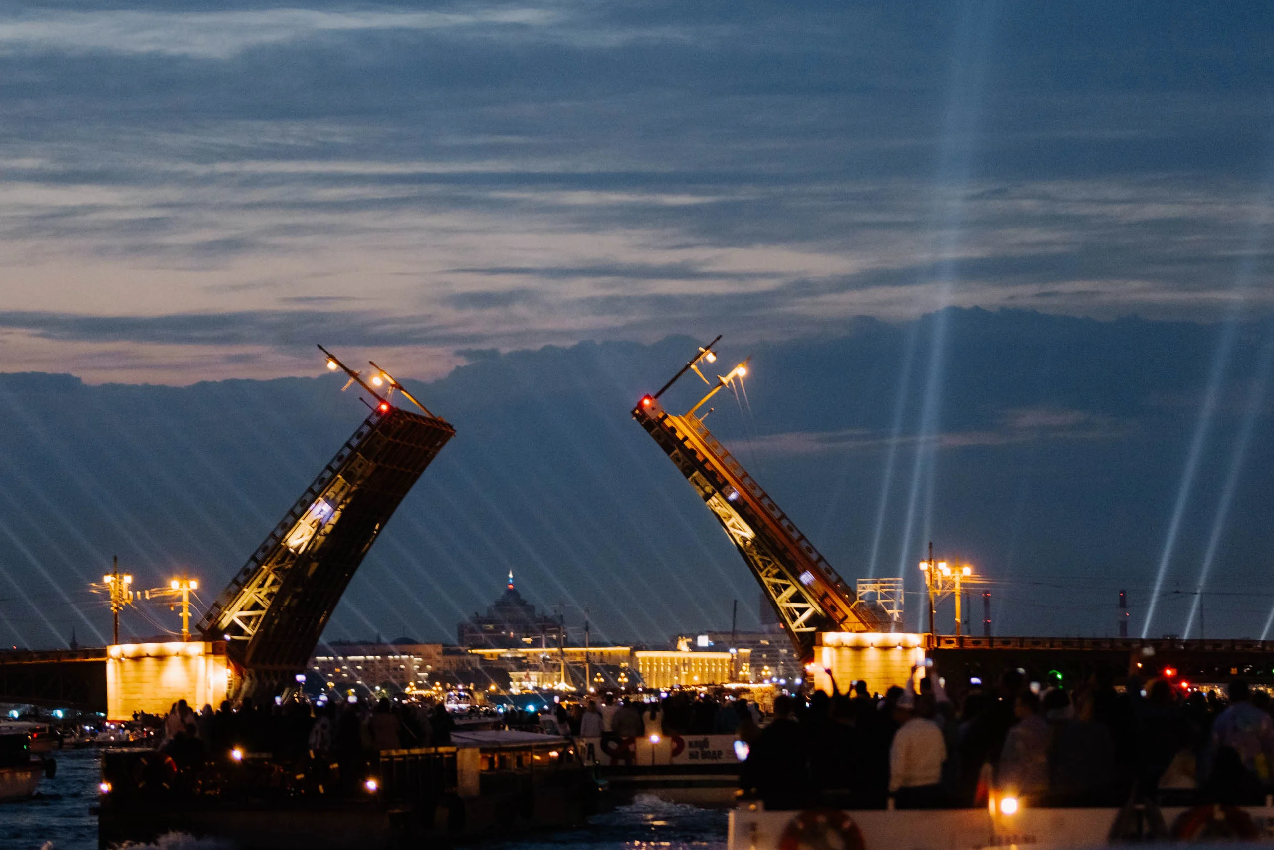 Афиша: Разводные мосты Петербурга с борта теплохода в Санкте-Петербург 17 апреля 2026