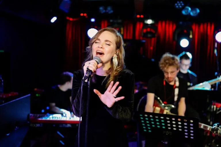 Афиша: Саша Алмазова и CoolGroove Bigband п/у Юрия Ковешникова в Москве 16 апреля 2026