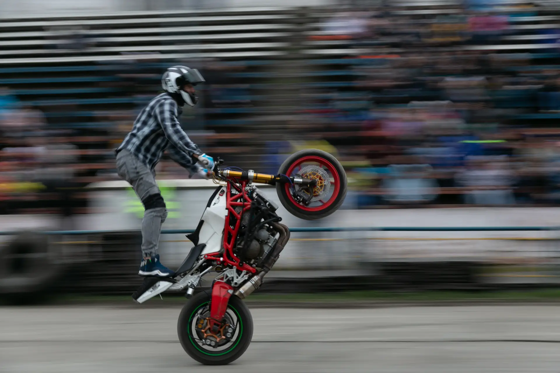 Афиша: Шоу каскадеров «Битва машин» в Кирове 24 апреля 2026