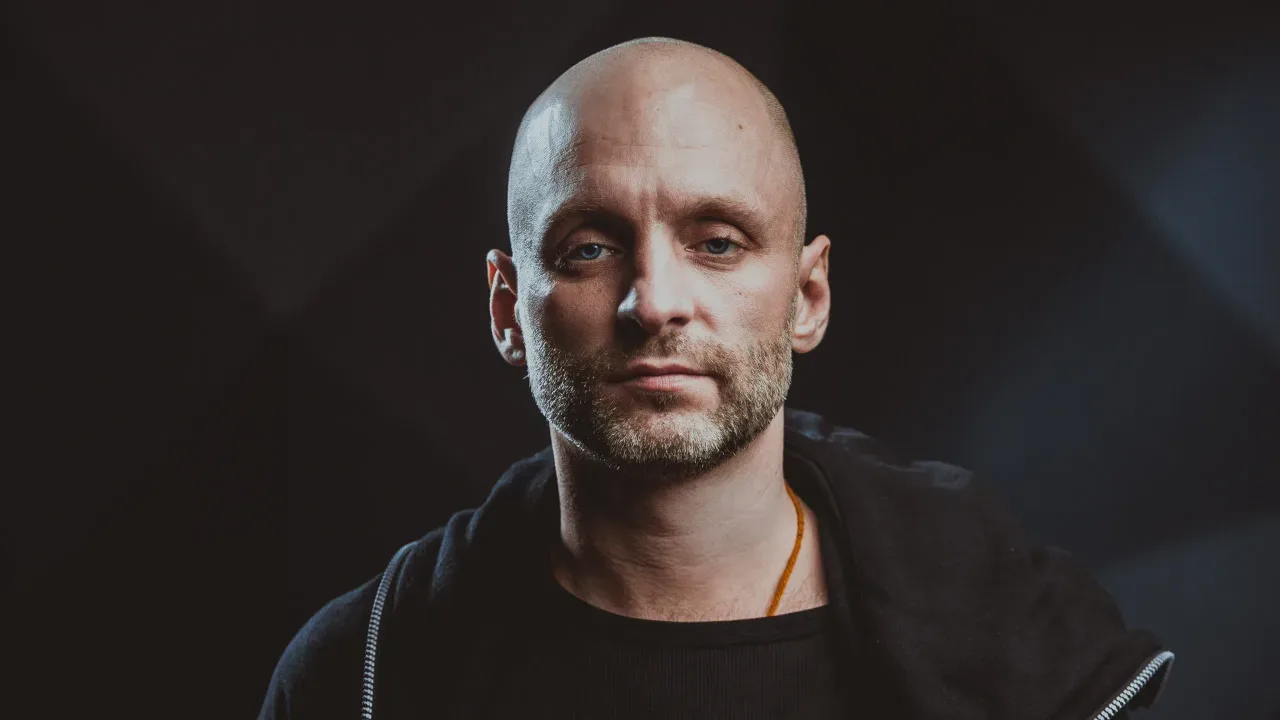 Афиша: Цветы и шпионы ХХ лет w / DJ Vini в Оренбурге 25 апреля 2026