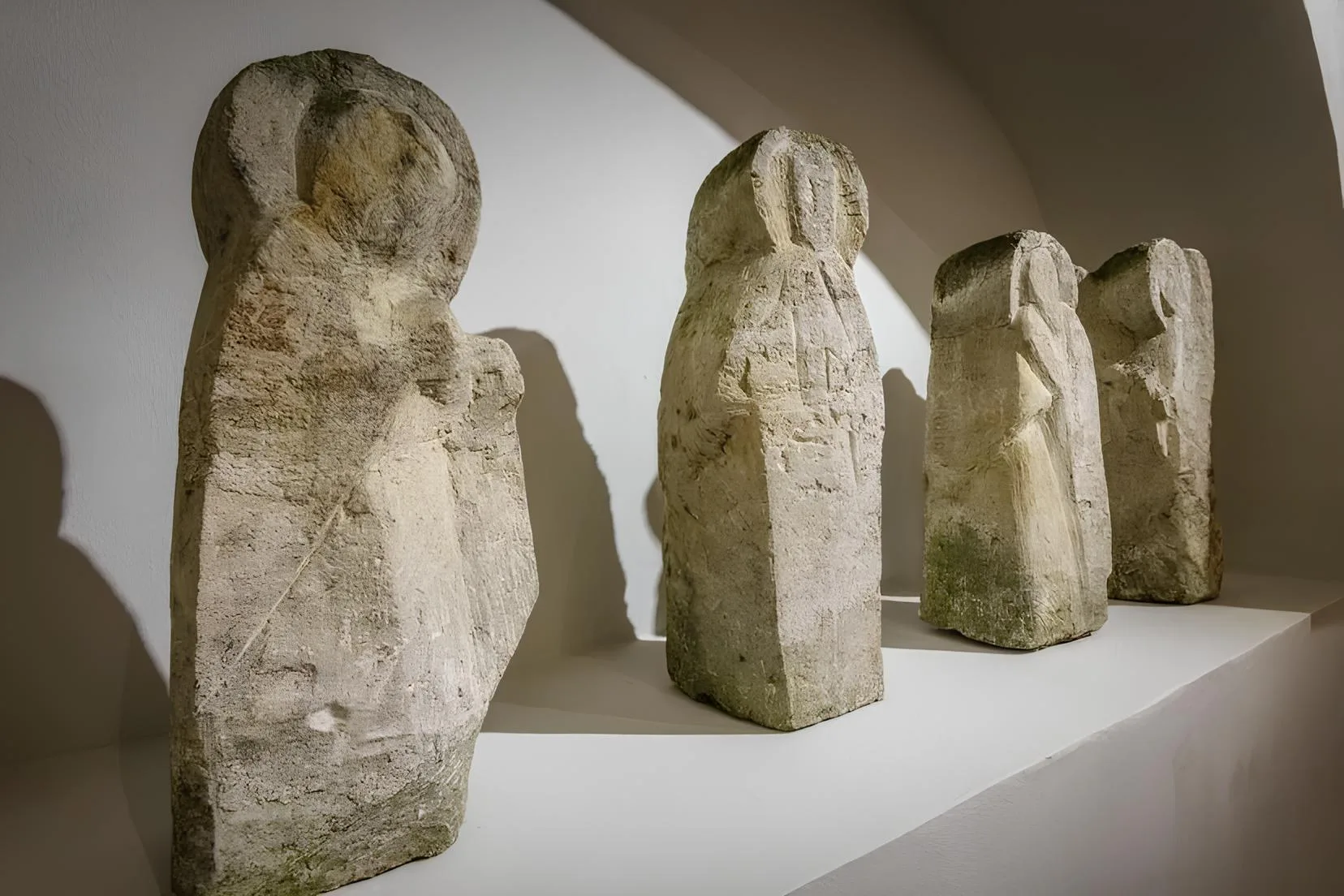 Афиша: Дева, древо и смерть. И снова жизнь. Евангельские образы Сергея Антонова в Великом Новгороде 31 августа 2026