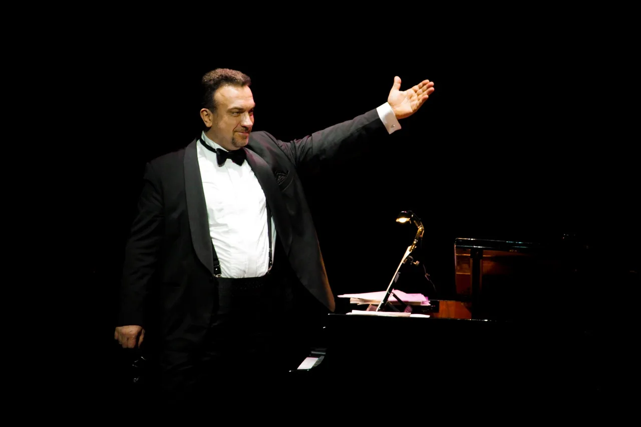 Афиша: Сергей Жилин и Фонограф. Let It Snow! в Москве 14 декабря 2026