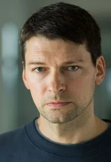 Афиша: Даниил Страхов. Бей в поэта. Монолог в стихах в Барнауле 21 июля 2026