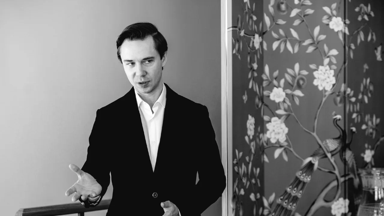 Афиша: Николай Онегин. Giorgio Armani vs Gianni Versace: Север и Юг итальянской моды в Санкт-Петербурге 5 июля 2026