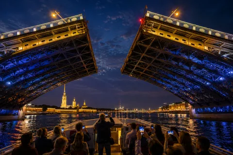 Афиша: Ночная водная прогулка по Неве: Развод мостов на стильном теплоходе в Санкт-Петербурге 14 июля 2026