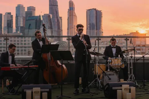 Афиша: Pretty Woman: бархатный джаз на крыше. Хиты 90-х о любви к женщинам в Москве 1 июля 2026