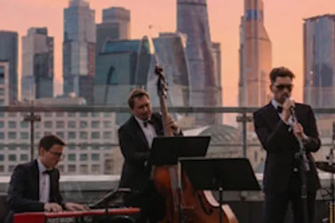 Афиша: Pretty Woman: бархатный джаз на крыше. Хиты 90-х о любви к женщинам в Москве 4 июля 2026