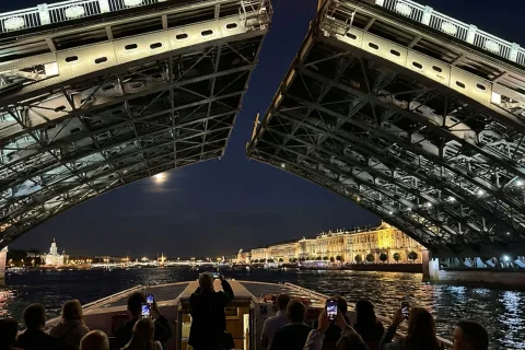 Афиша: Развод мостов. Ночная прогулка по Неве в Санкт-Петербурге 15 июля 2026