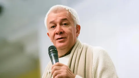 Афиша: Быть собой. Александр Хакимов в Новосибирске 5 июня 2026