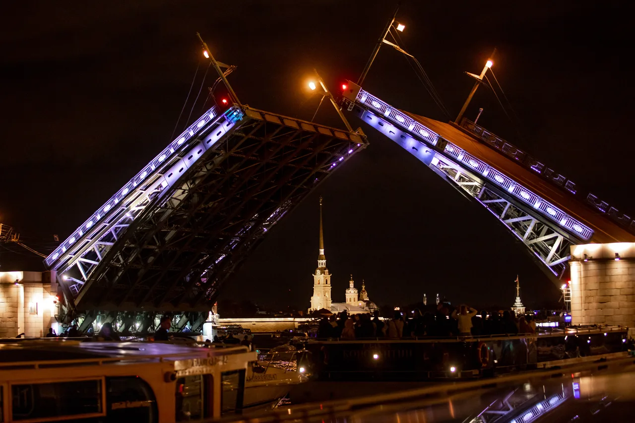 Афиша: Разводные мосты — ночная прогулка по рекам и каналам к Дворцовому и Троицкому мостам в Санкт-Петербурге 3 июня 2026