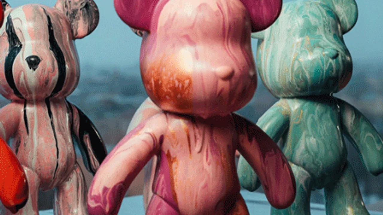 Афиша: Роспись мишки Bearbricks в технике флюид-арт с видом на Неву в Санкт-Петербурге 27 июня 2026