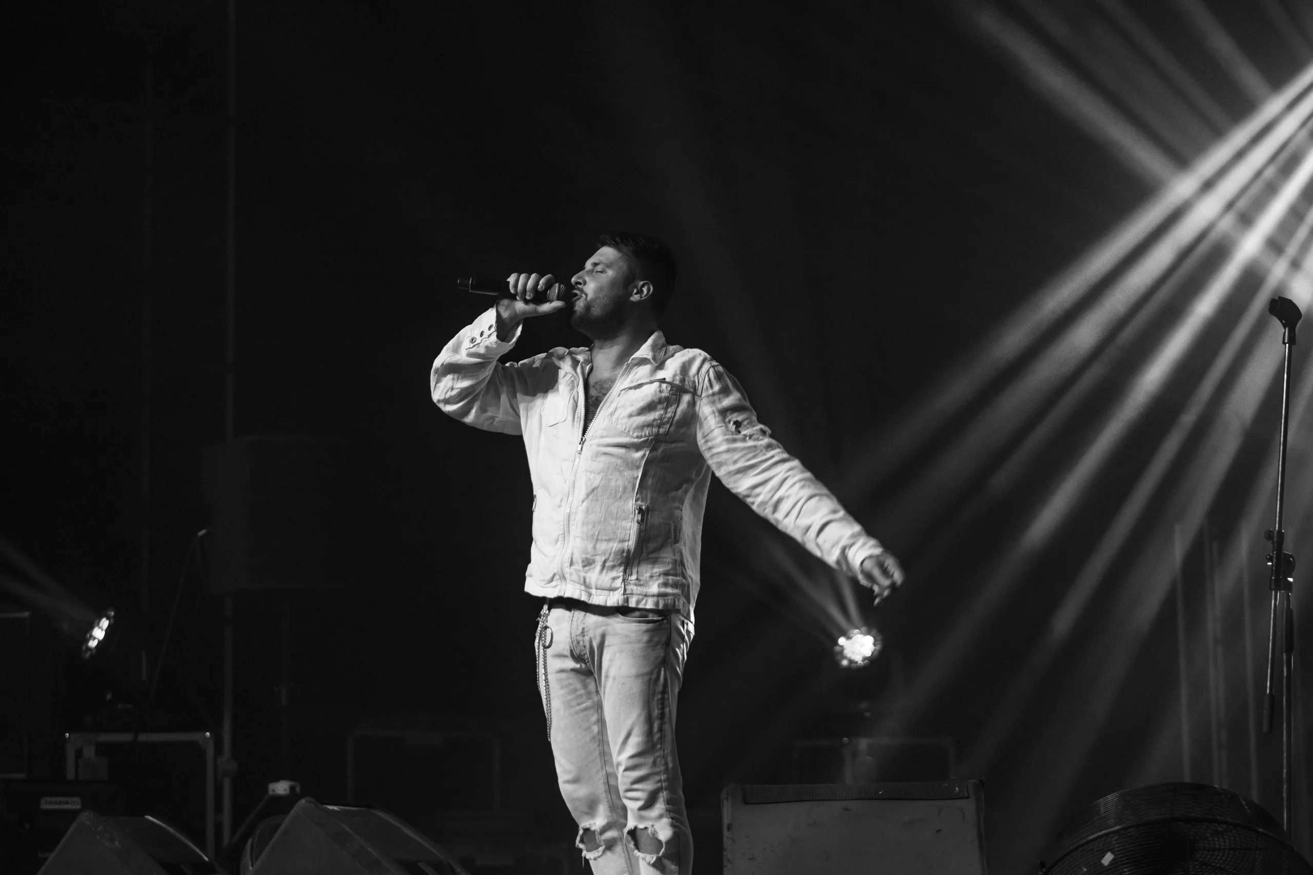 Афиша: Золотые хиты 90-х и 2000-х в Ачинске 27 марта 2026