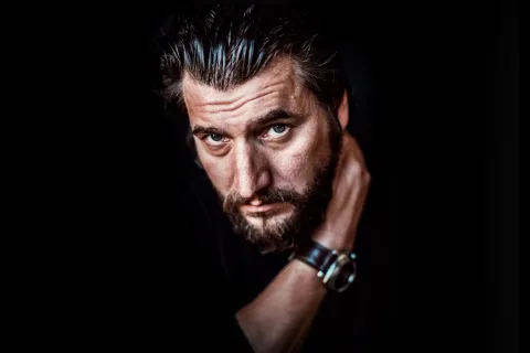 Афиша: Александр Устюгов. Песни Владимира Высоцкого в сопровождении оркестра в Красноярске 26 мая 2026