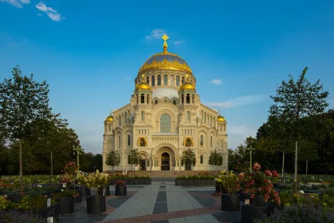 Афиша: Экскурсия в Кронштадт с теплоходной прогулкой по фортам в Санкт-Петербурге 1 мая 2026