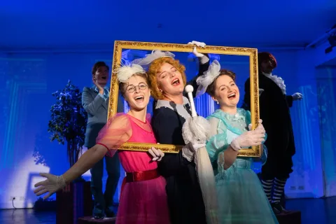 Афиша: Как важно быть серьёзным в Москве 26 мая 2026