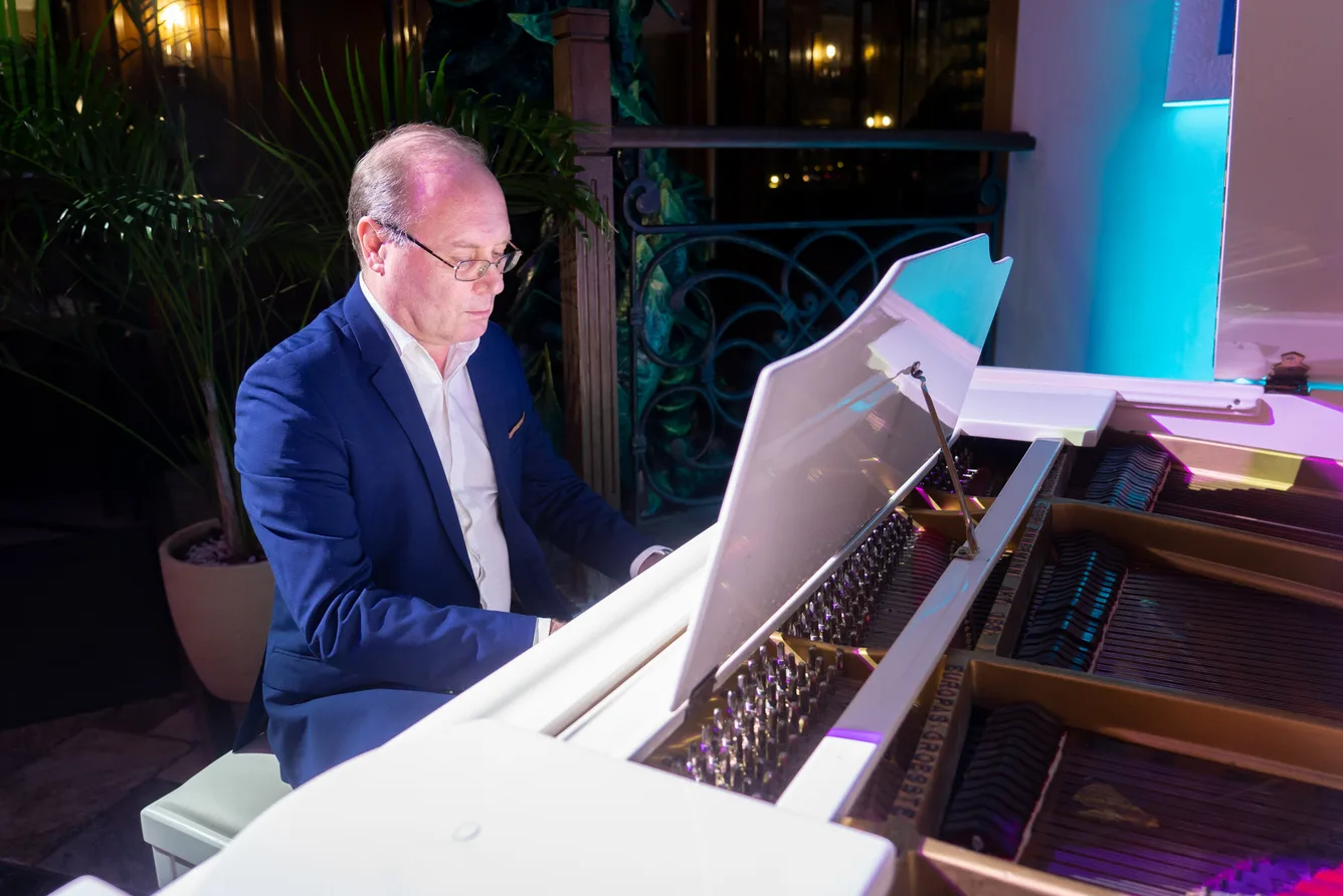 Афиша: Киномузыка и джаз. Вечер в соборе при свечах в Москве 15 мая 2026