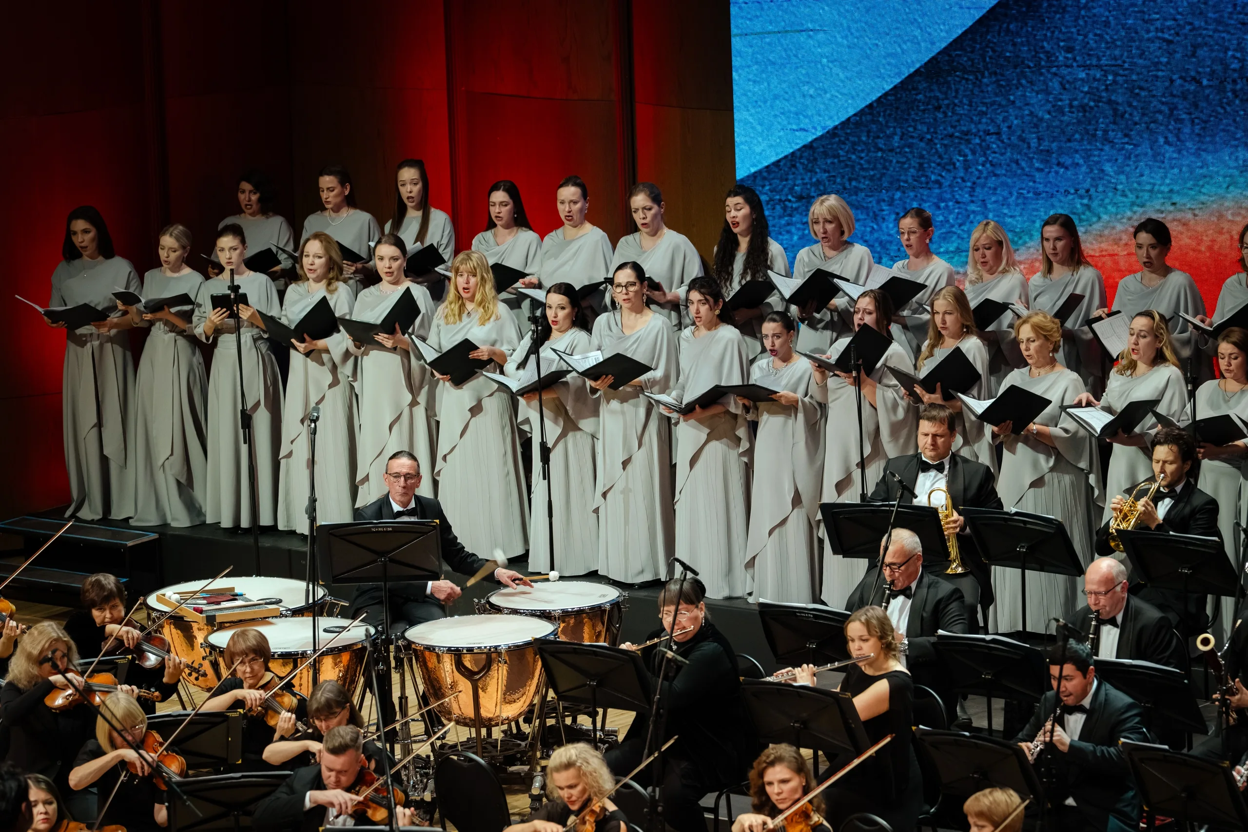 Афиша: Лунный свет и Красноярский камерный хор. Музыкальная битва в Красноярске 31 мая 2026