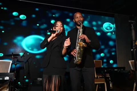 Афиша: Раиса Реве Мартинес. Джаз, соул и поп хиты на крыше в Москве 28 мая 2026