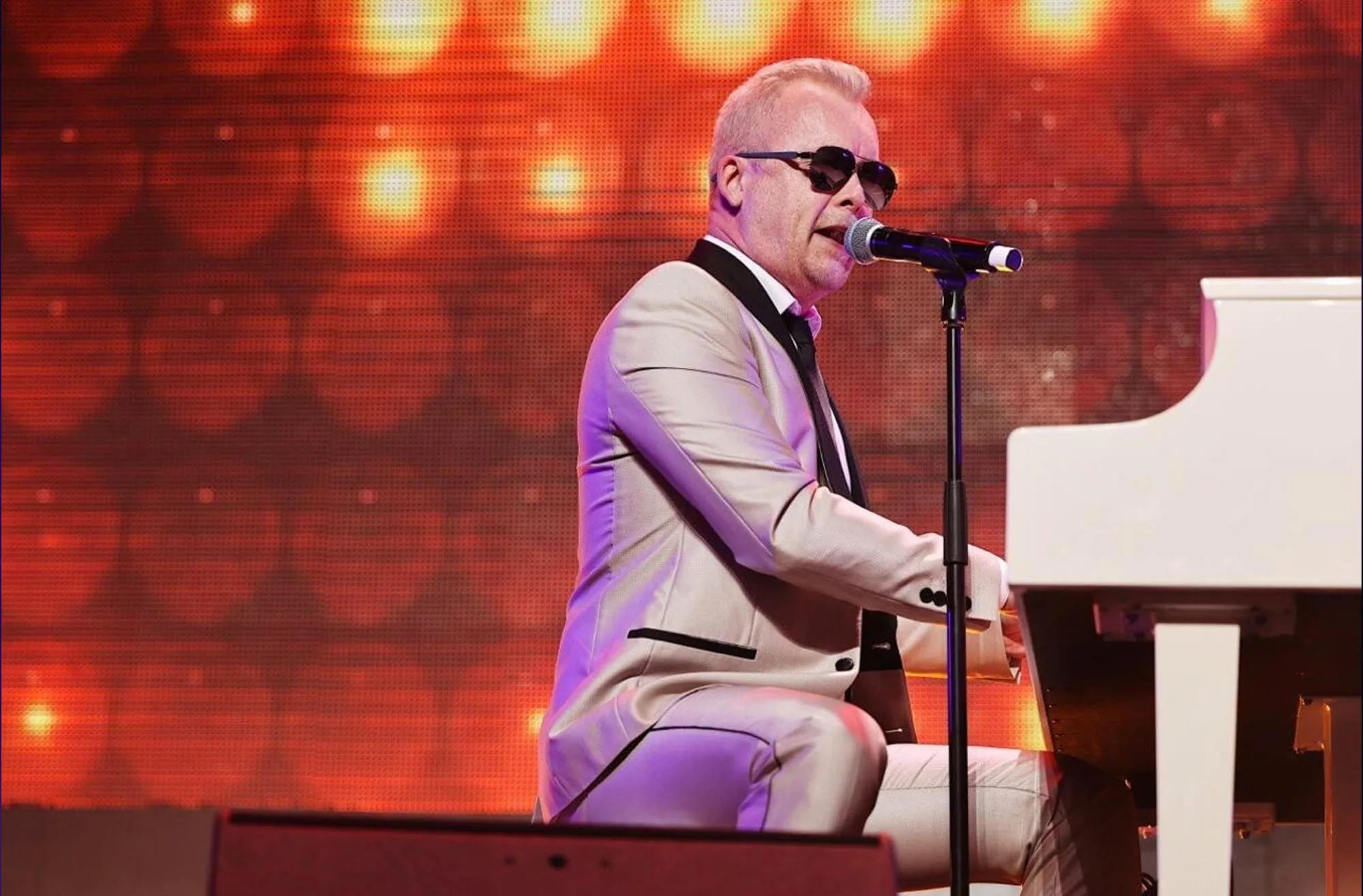 Афиша: Рок-н-ролл шоу Дениса Мажукова в Москве 15 мая 2026