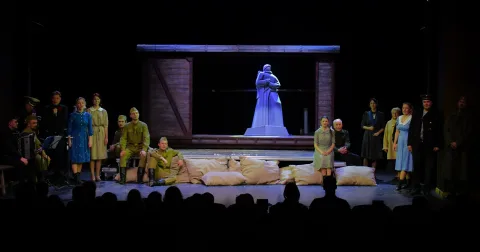 Афиша: Стоит над горою Алёша в Мурманске 8 мая 2026