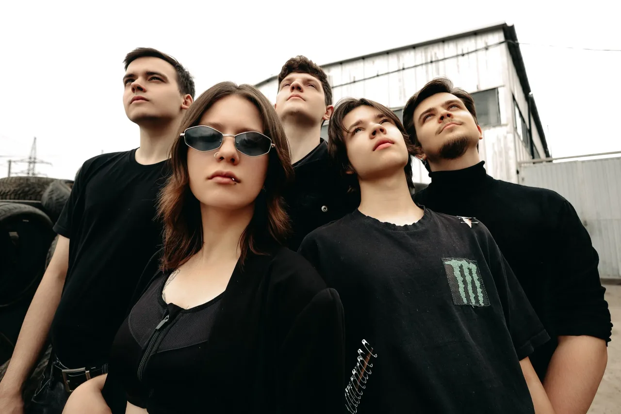 Афиша: Вечер хитов Arctic Monkeys в Москве 14 мая 2026