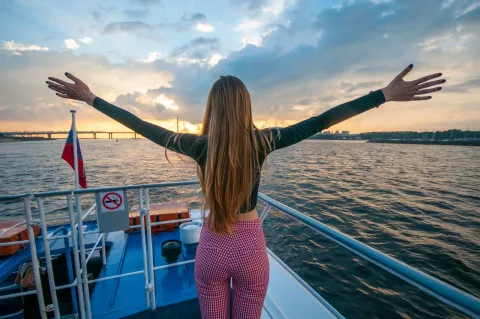 Афиша: Вечерняя музыкальная прогулка по Неве и Финскому заливу в Санкт-Петербурге 1 мая 2026