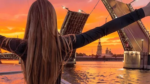 Афиша: Музыкальный теплоход: Танцы под разводными мостами в Санкт-Петербурге 5 сентября 2026