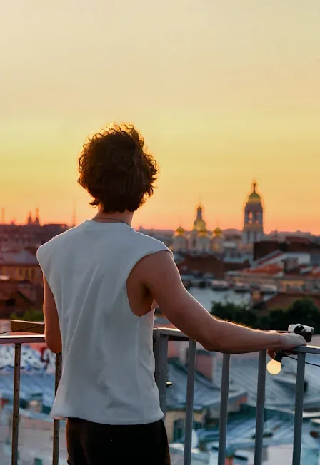 Афиша: ПИТЕР С КРЫШИ, СТАРИННЫЕ ПАРАДНЫЕ И ЖИВАЯ КОММУНАЛКА ДОВЛАТОВА в Санкт-Петербурге 6 сентября 2026